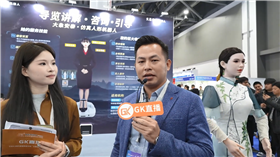 大象安泰“火星美女”仿真人形服務(wù)機(jī)器人亮相杭州具身智能機(jī)器人展
